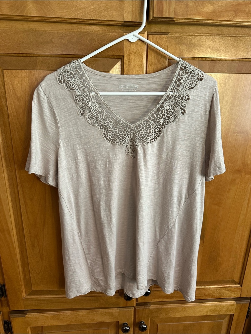 Chico's Crochet-Trim V-Neck Short Sleeve Top in Light Taupe Chicos size 2 (L)